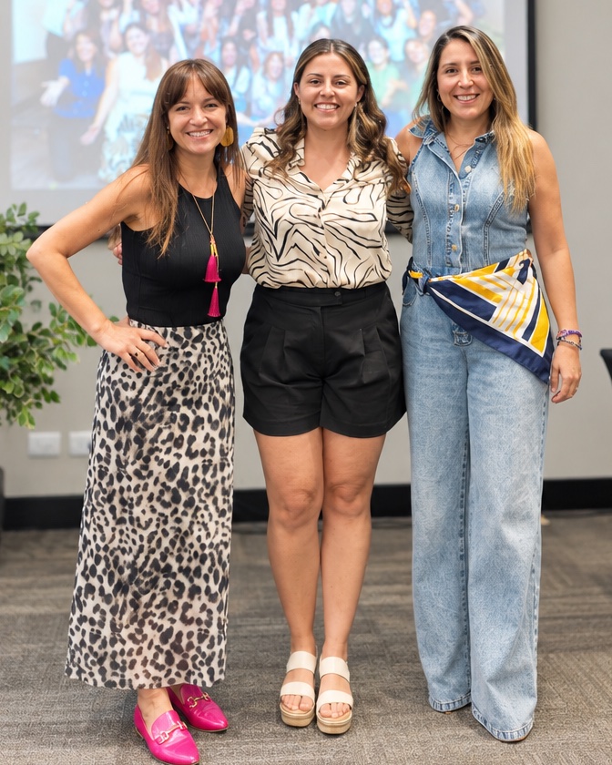 María José Araya, al centro, junto a Catherine Ruz y Lorena Gallardo en un salón de eventos.