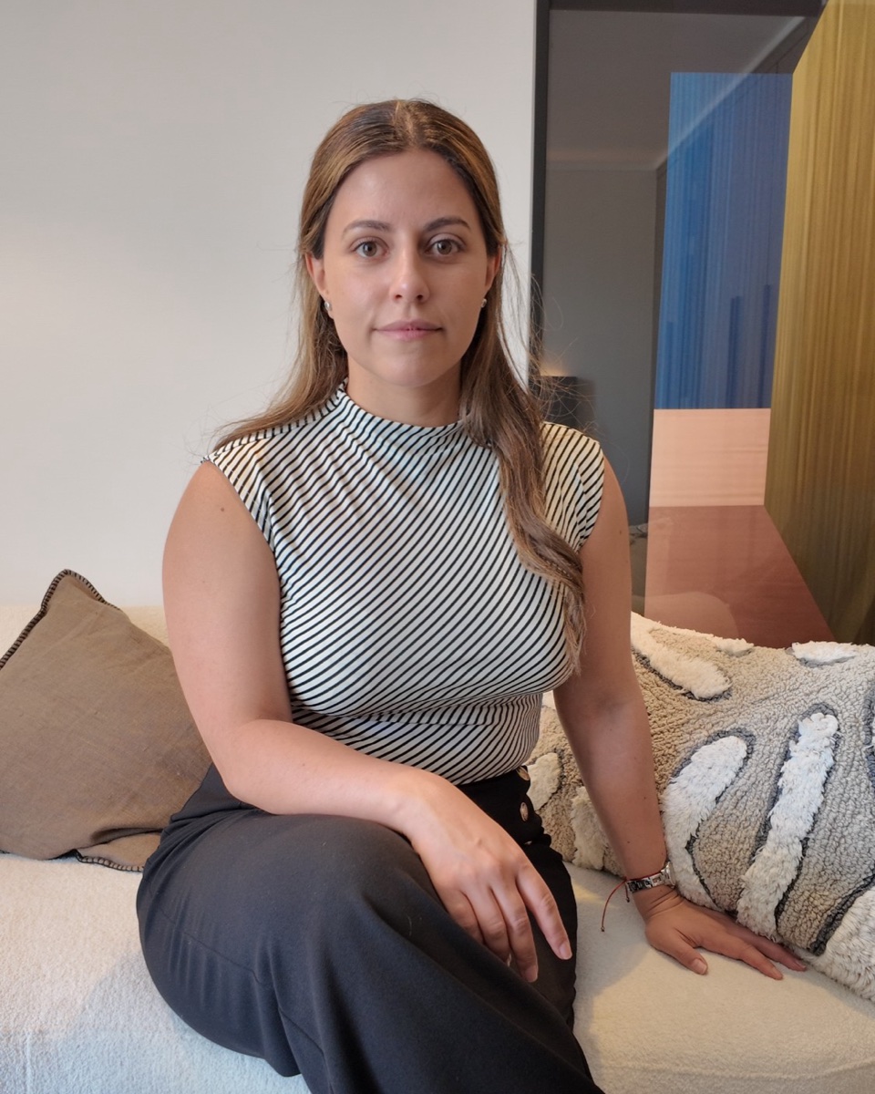 María José Araya sentada en un sillón claro.